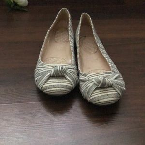 Like new Gray striped flats size 9